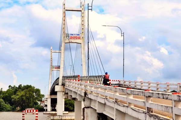 Cầu treo dân sinh Rạch Ráng, xã Trần Văn Thời, Cà Mau.