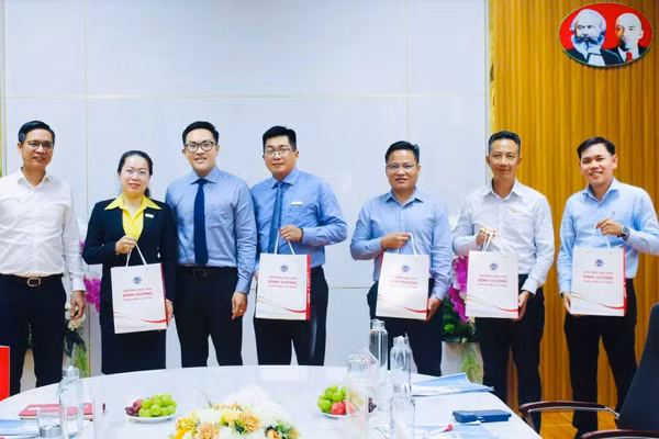 Lãnh đạo BDU Cà Mau tặng quà đại diện các ngân hàng. Ảnh: BDU Cà Mau.