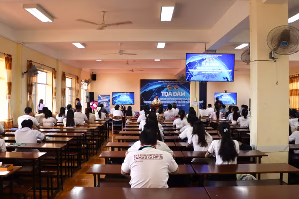 BDU Cà Mau tổ chức Tọa đàm Ứng dụng trí tuệ nhân tạo đổi mới phương pháp giảng dạy Tiếng Anh.