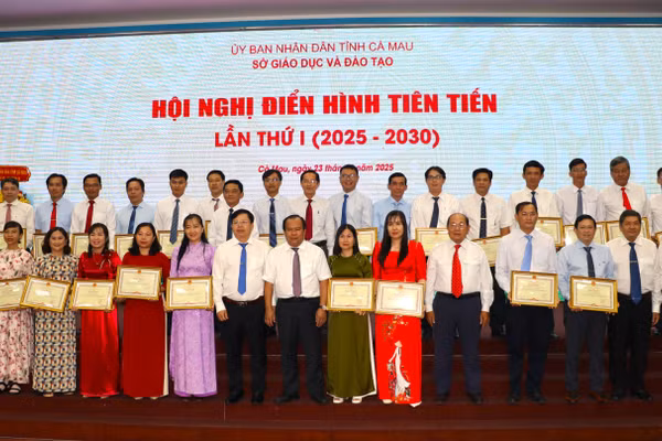 Lãnh đạo tỉnh chụp ảnh cùng các cá nhân điển hình tiên tiến thuộc Sở GD&ĐT Cà Mau.