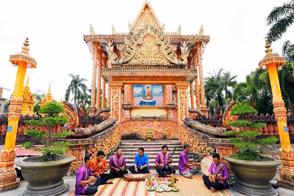 Biểu diễn nhạc trống lớn trước sân chùa.
