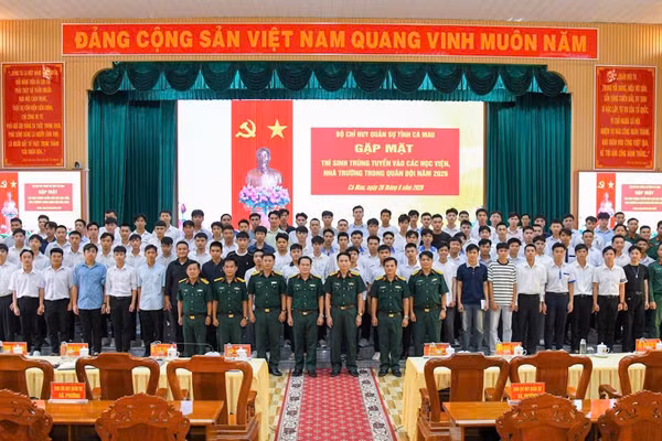 Thủ trưởng Bộ CHQS tỉnh Cà Mau chụp ảnh lưu niệm cùng 121 tân sinh viên.