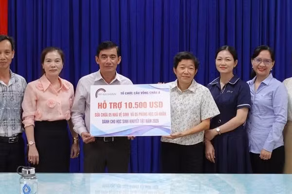 Lãnh đạo Sở GD&ĐT Cà Mau tiếp nhận nguồn tài trợ.
