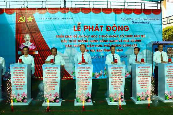 Lãnh đạo tỉnh Cà Mau nhấn nút phát động các dự án. Ảnh: Quách Mến.