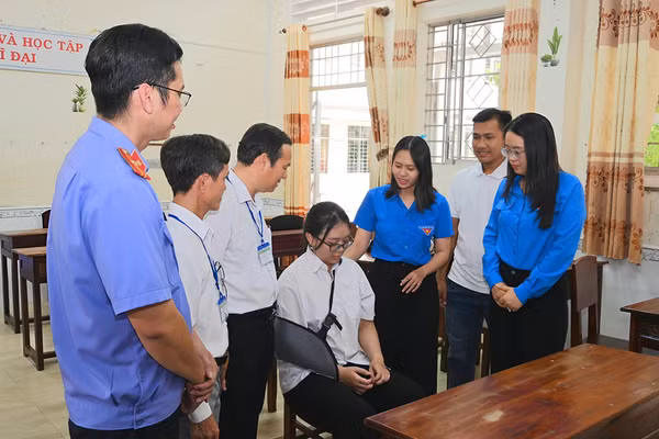 Thí sinh Trần Hoàng Anh Thư được thầy cô, giám thị, lãnh đạo Tỉnh đoàn động viên trước buổi thi.