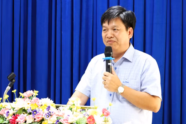 Ông Trương Hải Ưng, Phó Trưởng Phòng QLCL và GDNN (Sở GD&ĐT Cà Mau) thông báo kết quả kỳ thi thử.