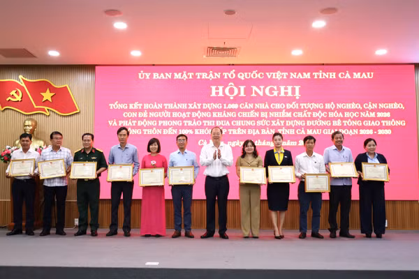 Bí thư Tỉnh ủy Cà Mau, ông Nguyễn Hồ Hải tặng bằng khen cho các tập thể.