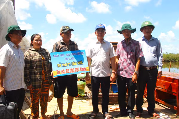 Ông Hồ Thanh Thủy - Phó Bí thư Tỉnh ủy Cà Mau thăm hỏi, hỗ trợ người dân bị thiệt hại do thiên tai.