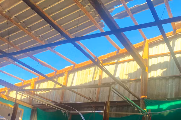 Một căn nhà của người dân bị tốc mái.