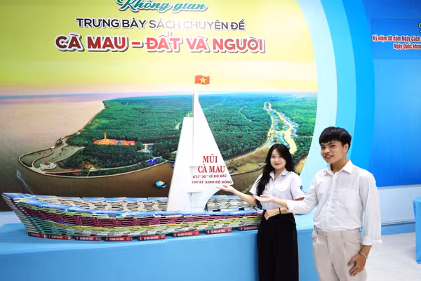 Học sinh tham quan khu vực triển lãm sách.