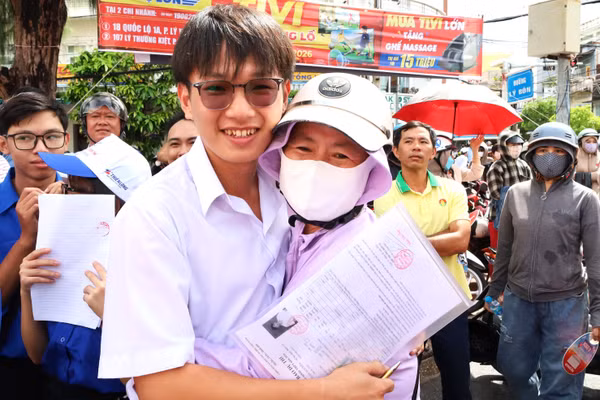 Người mẹ ôm con khi rời khỏi phòng thi.