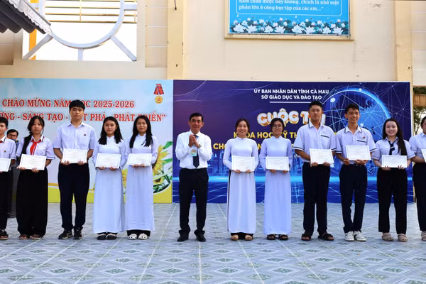 Lãnh đạo Sở GD&ĐT trao giấy khen các dự án đạt giải Nhất.