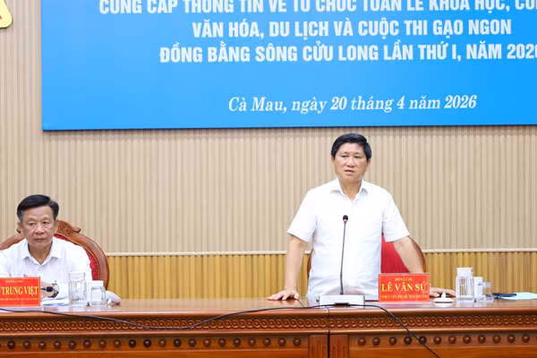 Lãnh đạo tỉnh Cà Mau chủ trì buổi họp báo.