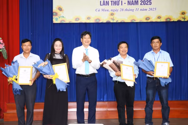 Đại diện các nhóm tác giả có dự án đạt giải Nhất tại Hội thi nhận giải.