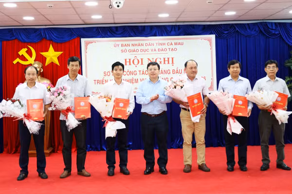 Lãnh đạo Sở GD&ĐT Cà Mau trao quyết định cho các Hiệu trưởng.