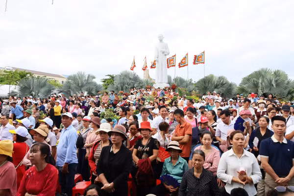 Giáo dân tập trung theo dõi nghi lễ tuyên chân phước.