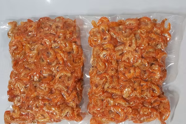 Tôm khô là loại đặc sản nổi tiếng ở Cà Mau.