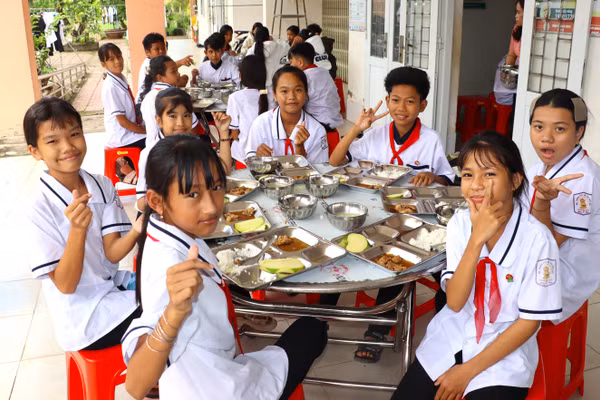 Bữa ăn trưa tại Trường PTDTNT THCS Danh Thị Tươi.