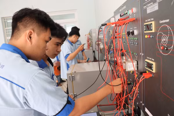 Học viên học nghề điện tử tại Trường Cao đẳng Cà Mau. Ảnh: QM.