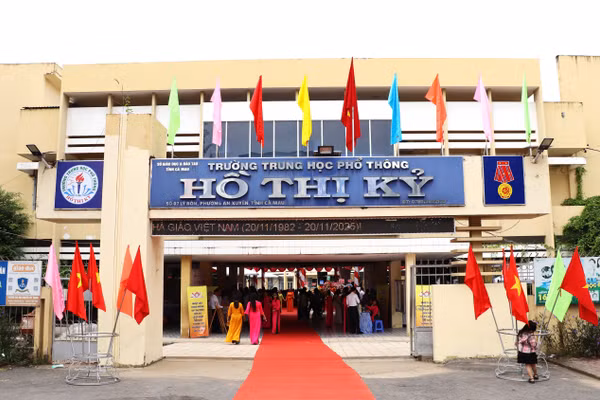 Cổng trường THPT Hồ Thị Kỷ (Cà Mau).