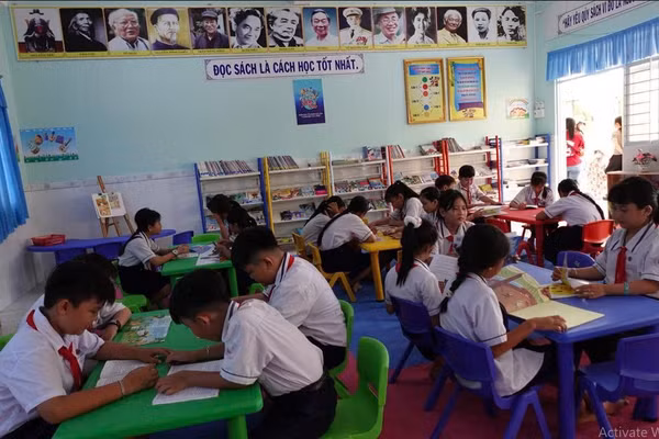 Học sinh đọc sách trong thư viện mới.