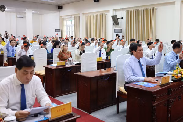 Đại biểu HĐND tỉnh Cà Mau biểu quyết thông qua các Nghị quyết.
