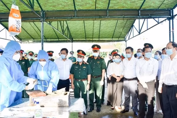 Lãnh đạo tỉnh Cà Mau theo dõi quy trình lấy mẫu hài cốt liệt sĩ. Ảnh CTV.