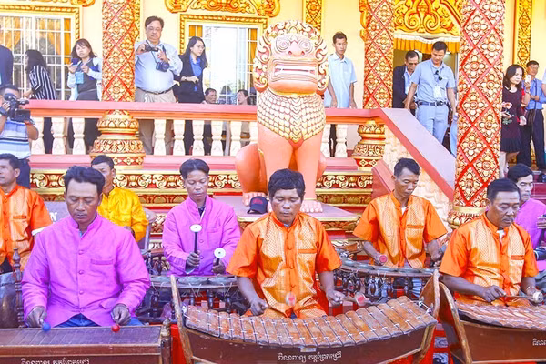 Biểu diễn dàn nhạc ngũ âm - một trong những loại hình nghệ thuật đặc sắc của dân tộc Khmer.