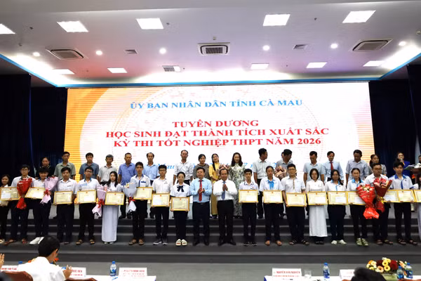 Học sinh đạt thành tích cao cùng phụ huynh chụp ảnh lưu niệm cùng lãnh đạo UBND tỉnh và Sở GD&ĐT tỉnh Cà Mau.