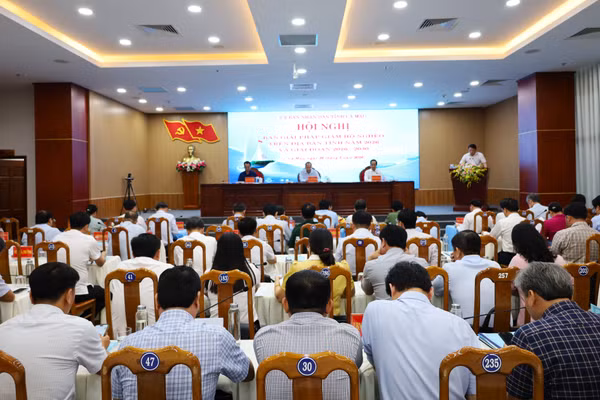 Hội nghị bàn giải pháp giảm nghèo tại Cà Mau.
