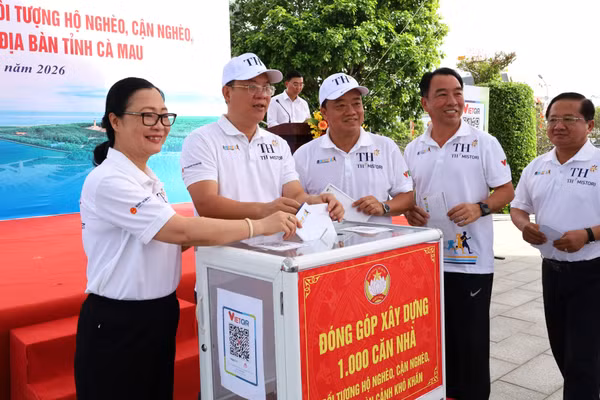 Thứ trưởng Bộ GD&ĐT Nguyễn Thị Quyên Thanh cùng lãnh đạo tỉnh Cà Mau ủng hộ đóng góp xây dựng nhà.