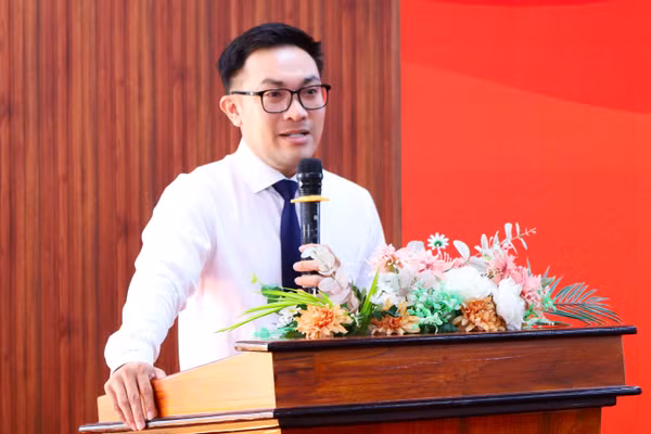 TS Trịnh Huỳnh An, Phó Hiệu trưởng Trường Đại học Bình Dương, Giám đốc BDU Cà Mau phát biểu tại một sự kiện.