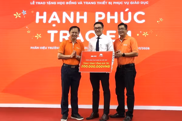 Giám đốc BDU Cà Mau nhận bảng tượng trưng học bổng từ đơn vị tài trợ.