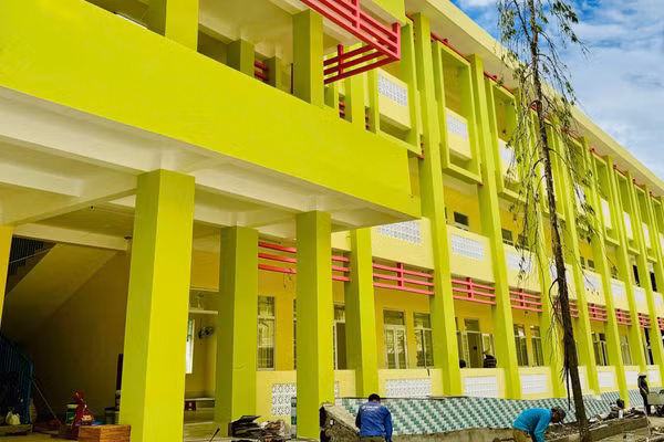 Trường Tiểu học Phùng Ngọc Liêm (phường Bạc Liêu) gấp rút hoàn thành sửa chữa, chỉnh trang chào đón năm học mới.