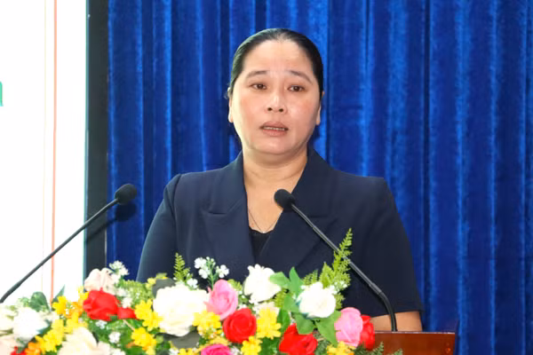 Bà Nguyễn Thu Tư, Giám đốc Sở Dân tộc và Tôn giáo phát biểu khai mạc lớp tập huấn.