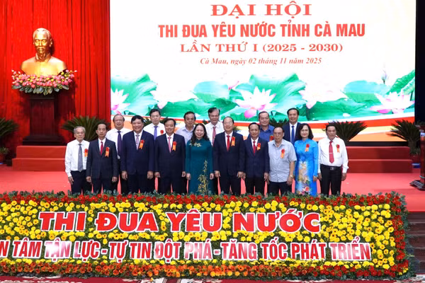 Phó Chủ tịch nước Võ Thị Ánh Xuân chụp ảnh lưu niệm cùng lãnh đạo, nguyên lãnh đạo tỉnh Cà Mau.