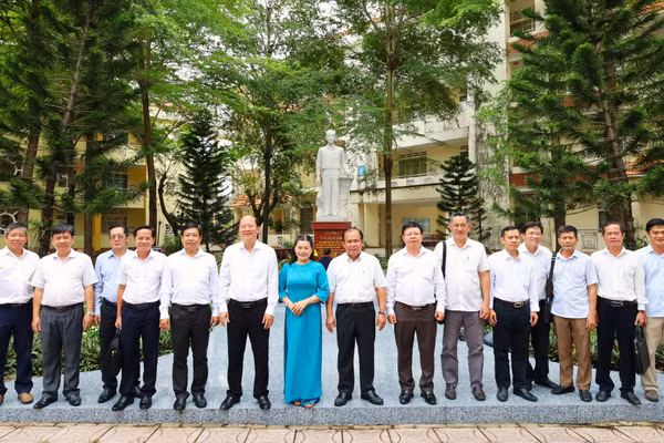 Đoàn Công tác chụp ảnh lưu niệm cùng tập thể Trường THPT chuyên Phan Ngọc Hiển.
