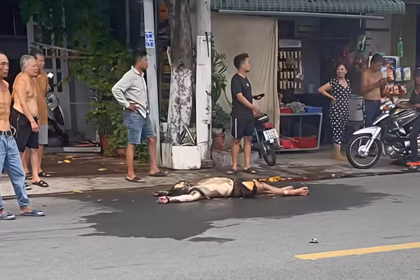 Nam thanh niên nghi phóng hỏa bị bỏng nằm bất động. (Ảnh cắt từ video clip).