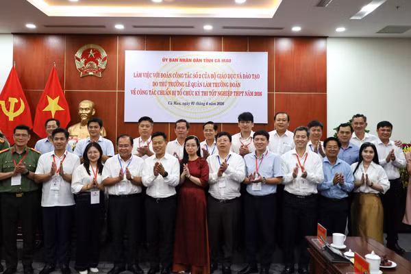 Đoàn Công tác Bộ GD&ĐT chụp ảnh lưu niệm cùng Ban Chỉ đạo Kỳ thi tốt nghiệp THPT tỉnh Cà Mau.