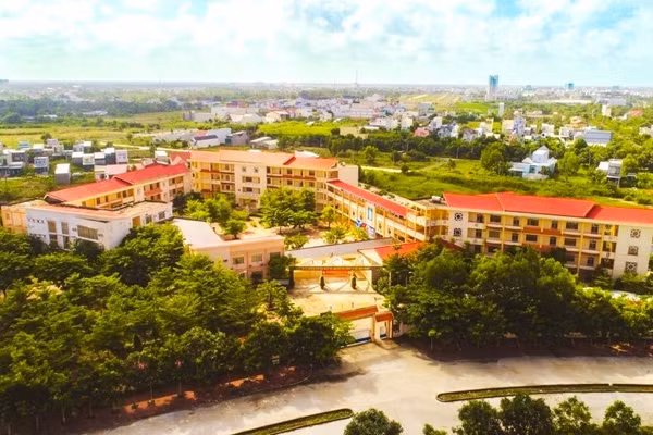 Trường THPT chuyên Phan Ngọc Hiển nhìn từ trên cao.