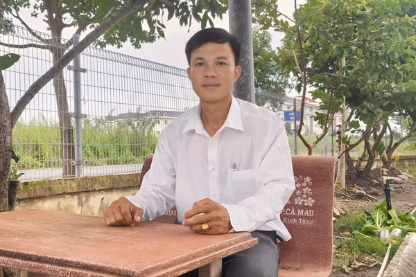 Thầy Nguyễn Cao Thơ, Phó Hiệu trưởng Trường THPT Huỳnh Phi Hùng tự nguyện xuống làm giáo viên.