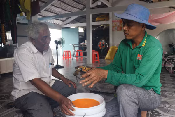 Ông Lâm Thu tham qua mô hình của gia đình ông Hữu Thanh Dung.