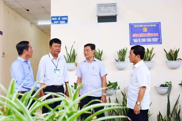 Đoàn công tác kiểm tra khu nhà vệ sinh tại Trường TH&THCS Định Thành.