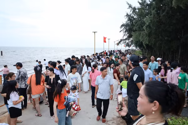 Khách Du lịch tham quan Khu Du lịch Khai Long (xã Đất Mũi).