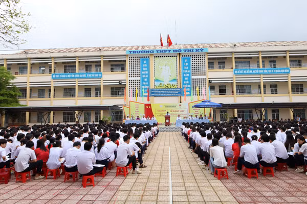 Khai mạc Kỳ thi tốt nghiệp THPT 2026 tại điểm thi Trường THPT Hồ Thị Kỷ (Cà Mau).