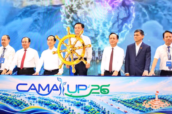 Lãnh đạo tỉnh Cà Mau nhấn nút khởi động sự kiện.