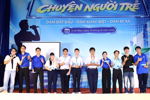 Diễn giả Trung Coffee chụp ảnh cùng các bạn trẻ tại Talkshow.