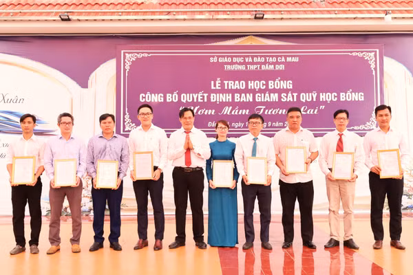 Ra mắt Ban Giám sát Quỹ học bổng "Ươm mầm tương lai".