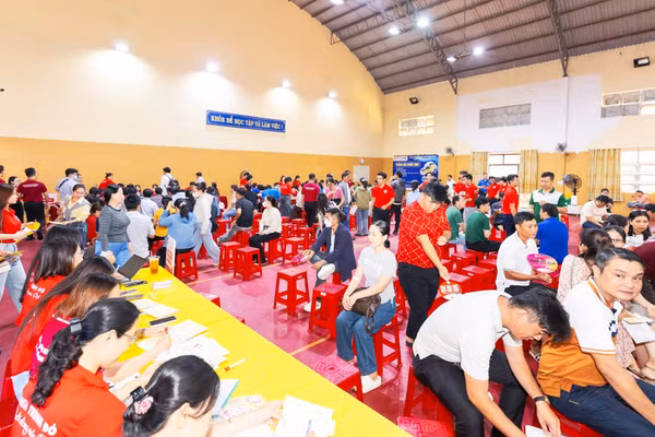 Đông đảo người dân Cà Mau tình nguyện tham gia hiến máu.