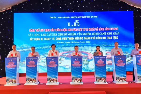 Đại biểu bấm nút khởi động các công trình.